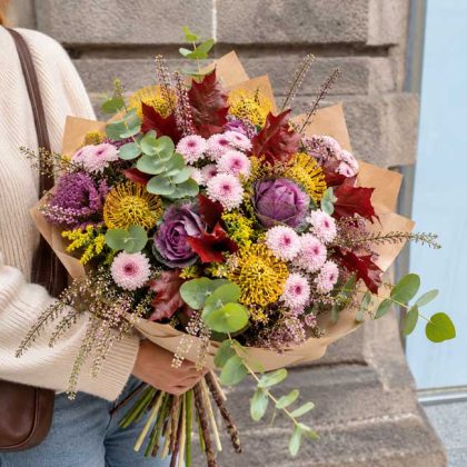 Un ramo de flores con colores de otoño