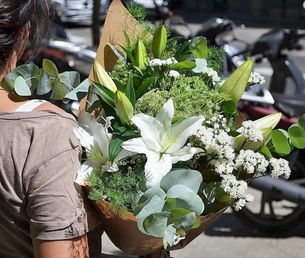 ramo-con-flores-blancas-barcelona