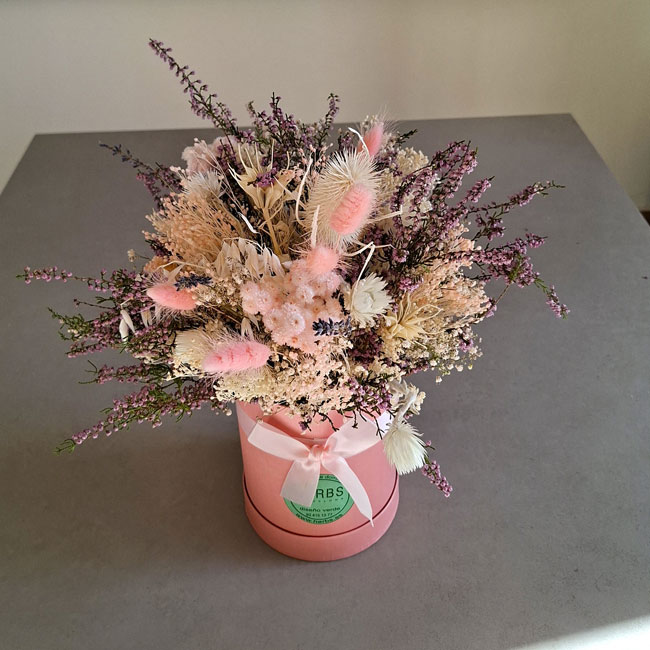 CENTRO DE FLORES SECAS EN CAJA SOMBRERERA "COLLSEROLA" 2 ramo-con-flores-secas-rosadas