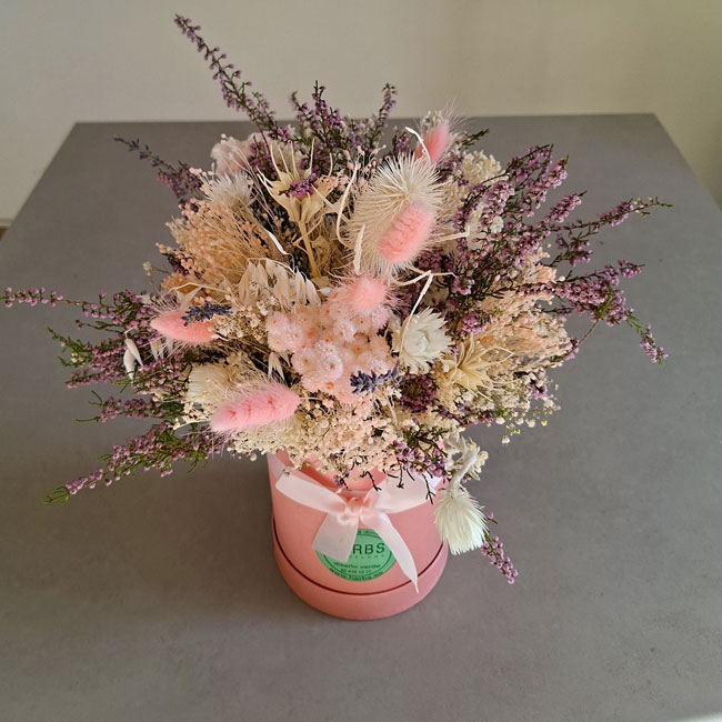 CENTRO DE FLORES SECAS EN CAJA SOMBRERERA "COLLSEROLA" 1 ramos-secos-color-rosa-barcelona