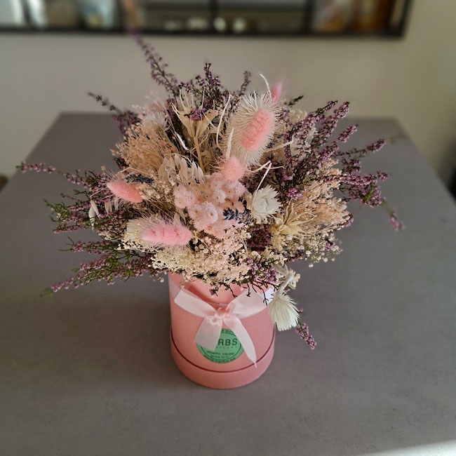 CENTRO DE FLORES SECAS EN CAJA SOMBRERERA "COLLSEROLA" 3 ramos-secos-color-rosa