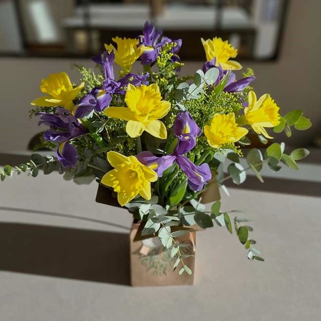 RAMO NARCISOS e IRIS "VERONA" 1 ramo-con-iris-narcisos-barcelona