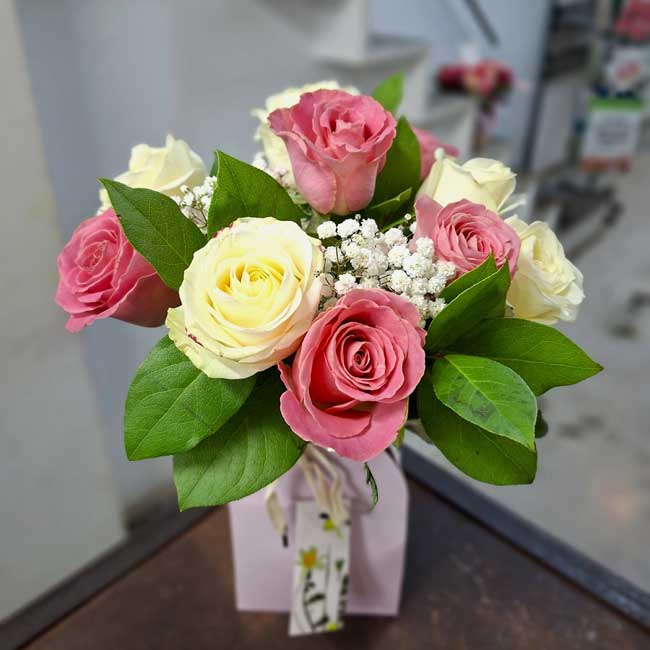 OFERTA SEMANAL “Ramo de 10 Rosas en Tonos Rosados y Blancos" 2 ramo-rosas-blancas-y-rosa